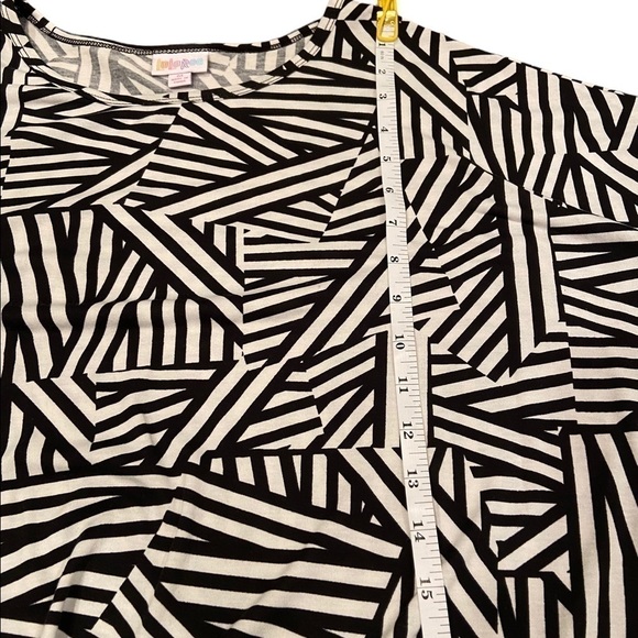 𝅺LULAROE Irma Short Sleeve Top - Picture 7 of 8